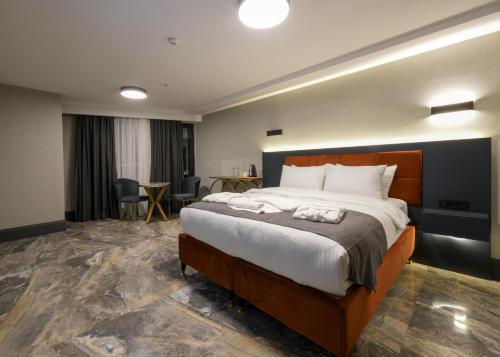 1 dormitorio con 1 cama grande en una habitación en Hotel Kurucesme Business en Estambul
