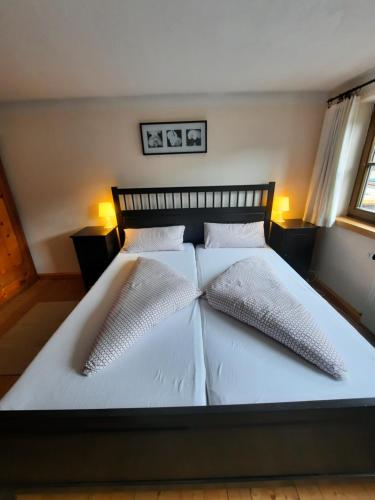 een bed met twee kussens in een slaapkamer bij Maridl`s Ferienhaus in Umhausen