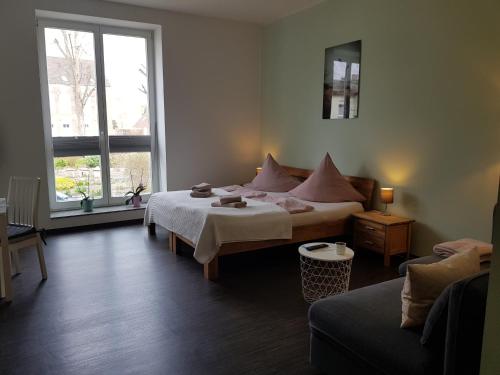 - une chambre avec deux lits et un canapé dans l'établissement B-Haus Ueckermünde, à Ueckermünde