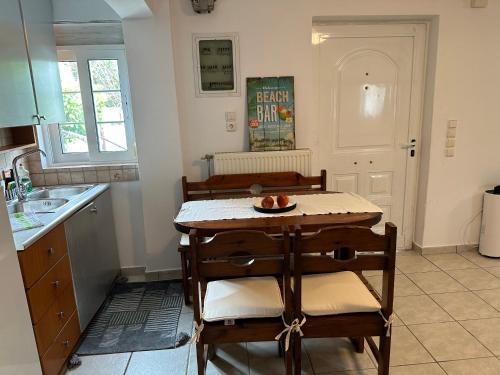 拉斐那Galini Relax Suite的厨房配有小桌子和水槽