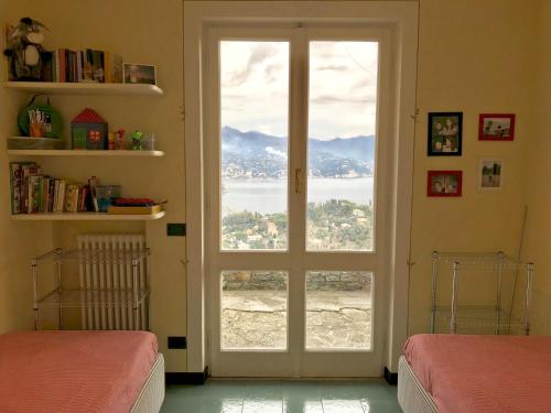 een kamer met een deur naar een raam met uitzicht bij Solimano 50 in Santa Margherita Ligure