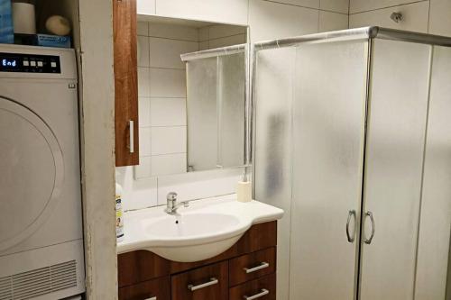 ein Badezimmer mit Waschbecken und Dusche in der Unterkunft house with patio carmel market in Tel Aviv