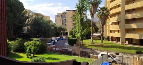vista para uma rua a partir de um edifício em GardenHouse em Cagliari