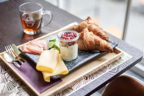 une assiette de nourriture avec du pain et du fromage et une boisson dans l'établissement Heuvelsuites, à Oosterhout