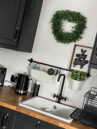 Una cocina o cocineta en The Stables,Ashley