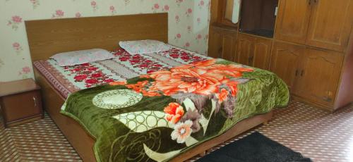 Кровать или кровати в номере Sejal Homestay