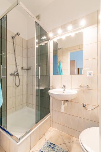 a bathroom with a shower and a sink at Pod Platanem in Rowy