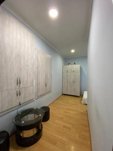 una habitación vacía con una mesa y armarios en la pared en Apartment On Luka Asatiani 2 en Batumi