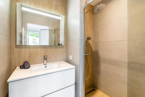 a bathroom with a sink and a mirror at Villa Bellevue par Dodo-à-Cassis in Cassis