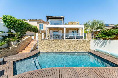 une villa avec piscine et une maison dans l'établissement Villa Bellevue par Dodo-à-Cassis, à Cassis