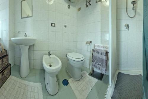 een badkamer met een toilet, een wastafel en een douche bij Clea's holiday home in Paola