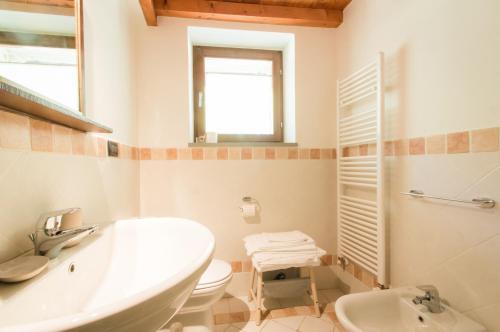 a bathroom with a tub and a toilet and a sink at Ca' di Martino in Gavedo