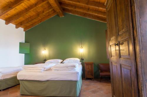 a bedroom with two beds and a green wall at Ca' di Martino in Gavedo