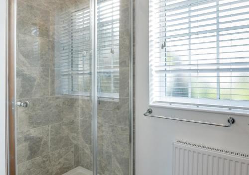 eine Dusche mit Glastür im Bad in der Unterkunft Seascape Cottage in Hinderwell