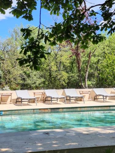 une rangée de chaises longues à côté d'une piscine dans l'établissement Villa Handrès, à Nans-les-Pins
