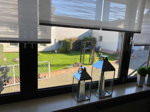 una finestra con vista su un cortile di Ferienwohnung Anne a Eppenrod