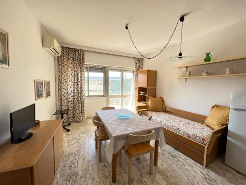 ein Wohnzimmer mit einem Tisch und einem Sofa in der Unterkunft Imperiale Apartment in Tirrenia