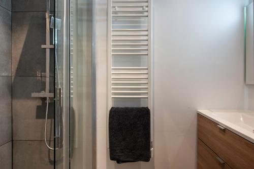 une salle de bain avec douche et lavabo dans l'établissement Le Bénédictin - Maison à 200m de la plage, à Fécamp