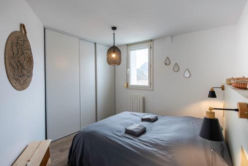 une chambre avec un lit et une fenêtre dans l'établissement Le Bénédictin - Maison à 200m de la plage, à Fécamp