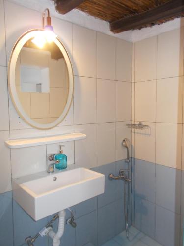 La salle de bains est pourvue d'un lavabo et d'un miroir. dans l'établissement ΠΑΡΑΘΙΝ ΑΛΟΣ 2, à Skiros