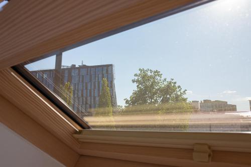 - une fenêtre avec vue sur la rue dans l'établissement M8 Modern Two-Floor Apartment, à Kaunas