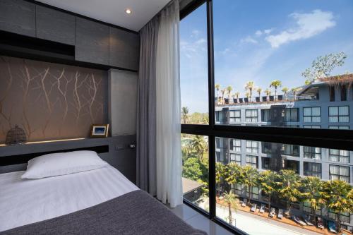 Ένα ή περισσότερα κρεβάτια σε δωμάτιο στο tropics Kamala Deluxe Pool View Apartment CTG P602