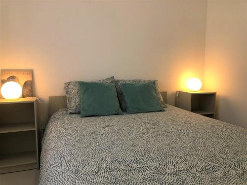 Un dormitorio con una cama con dos almohadas verdes. en Charming Apartment- Peniche, en Consolacao