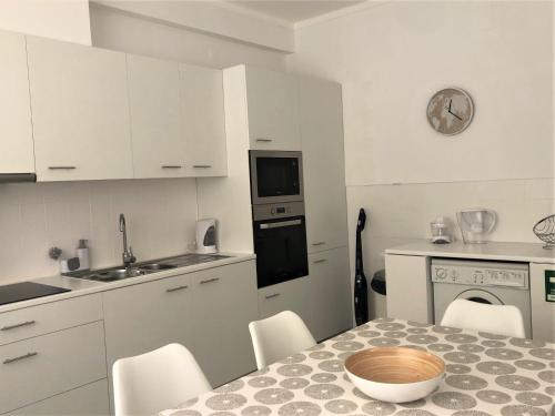 una cocina con una mesa con un tazón. en Charming Apartment- Peniche, en Consolacao