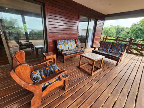 a screened in porch with chairs and a table at Luxury Seaview Getaway in Lopes