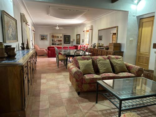 een woonkamer met een bank en een tafel bij La Huerta de Don Fernando in Villarrobledo