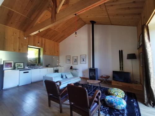 ein Wohnzimmer mit einem Sofa und einem Tisch in der Unterkunft Gîte de charme au cœur de l'entre-deux-mers in Haux