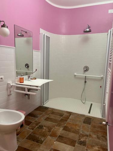 W łazience znajduje się prysznic, umywalka i toaleta. w obiekcie Podere Stabbiatelli w mieście Montenero