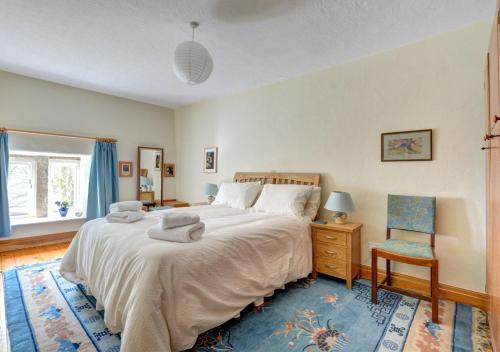 1 dormitorio con 1 cama grande y 1 silla en Scar End Cottage en Ingleton 