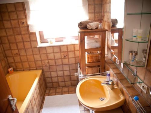 a bathroom with a sink and a tub and a toilet at Casa Sofia in Friedrichshafen