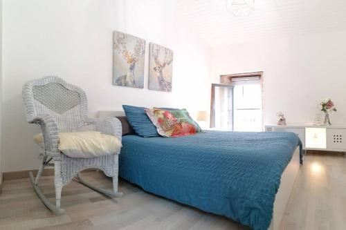 1 dormitorio con 1 cama y 1 silla en Destination Gers, en Solomiac