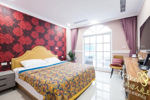 a bedroom with a bed and a desk and a window at 波西塔諾villa民宿 全新旅店市中心 歐式別墅 親子住宿 in Xiaoliuqiu