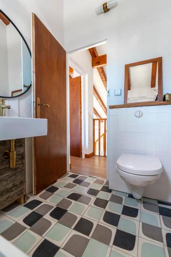 une salle de bain avec toilettes et lavabo dans l'établissement Ocean Vibes Montalivet B&B, à Vendays-Montalivet