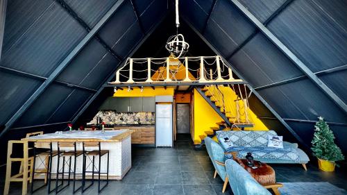 sala de estar con techo amarillo y negro en villa hidden paradise garden, en Fethiye