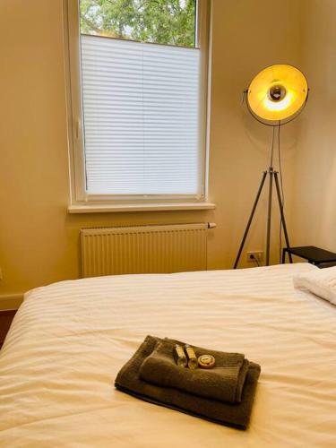 Cama o camas de una habitación en Luxuriöses Apartment nahe Prinz-Albrecht Park