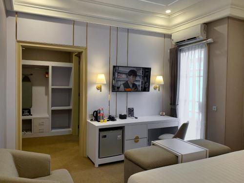 日惹的住宿－Madina Inn Hotel，客厅的墙上配有电视
