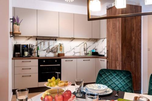 Η κουζίνα ή μικρή κουζίνα στο Stylish Sea View Apartment 3 Min to Beach Balcony & Comfort