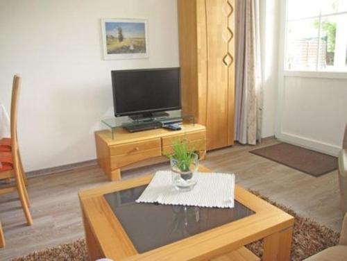 ein Wohnzimmer mit einem TV und einem Couchtisch in der Unterkunft Wohnung 2 - a66735 in Staberdorf