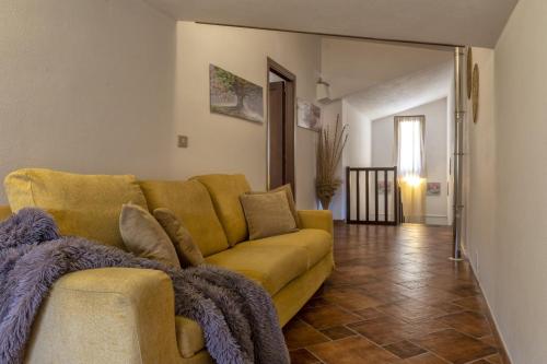 a living room with a yellow couch in a room at Villa Matian in Marina di Sorso