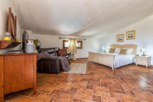 a bedroom with a bed and a couch at Villa Matian in Marina di Sorso