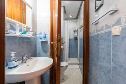 y baño con lavabo y aseo. en Homestay, Private room ,Séjours chez l'habitant Casa Voyageurs en Casablanca