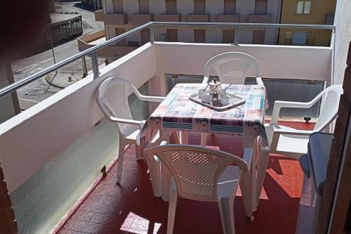 einen Tisch und Stühle auf dem Balkon in der Unterkunft appartamento Walter in centro in Rosolina Mare