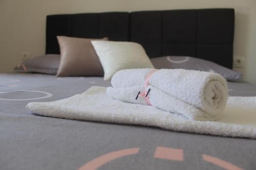 Ένα ή περισσότερα κρεβάτια σε δωμάτιο στο Sun Studio Apartment