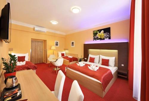Habitación de hotel con 2 camas y mesa en Martin Hotel Prague, en Praga