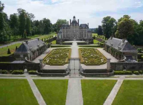 una vista aerea di un palazzo con giardino di Chez Flo et Manon a Balleroy