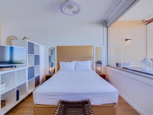 um quarto com uma cama grande e uma televisão em AL - Be Happy Apartment em Vilamoura
